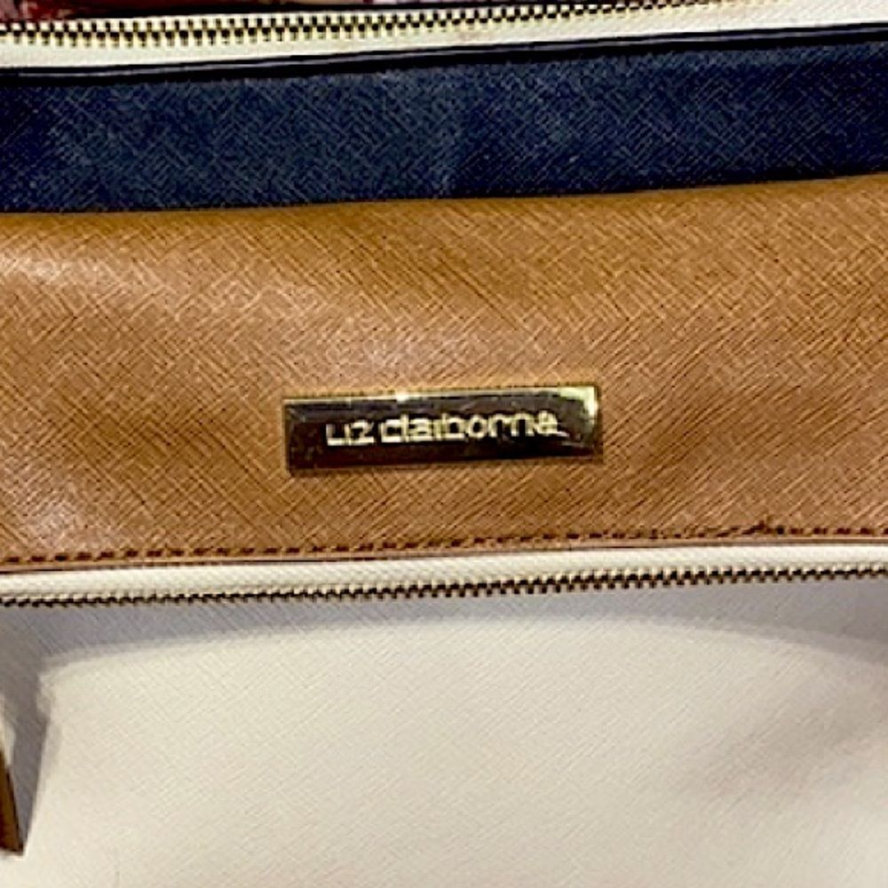 Liz Claiborne zip and flip crossbody bag - Picture 3 of 4